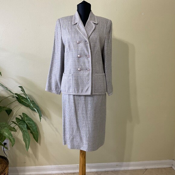 Bergamo by EBI TweedSuit Jacket/skirt Lavender oversized pearl like buttons 8?
